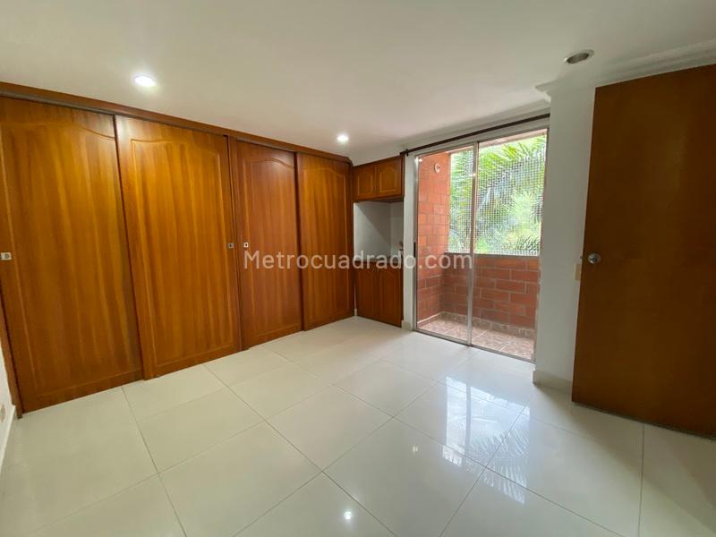 Apartamento de 3 Alcobas con Baño Privado y Parqueadero en Belén Loma de los Bernal - 3