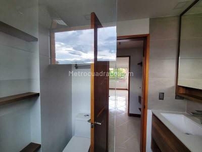 Apartamento de 3 alcobas en arriendo en Castropol, Medellín, 125 m² · foto 6 de 9