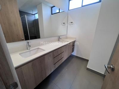 Apartamento de 3 alcobas en arriendo en El Poblado, Medellín, 200 m² · foto 11 de 15