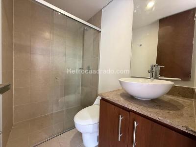 Apartamento de 3 alcobas en arriendo en El Poblado, Medellín, 87 m² · foto 11 de 15