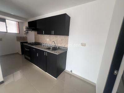 Apartamento de 3 alcobas en arriendo en El Poblado, Medellín, 76 m² · foto 2 de 9