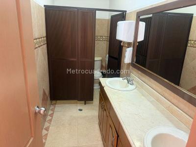 Casa de 5 alcobas en arriendo en Laureles, Medellín, 308 m² · foto 16 de 20