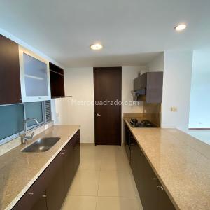 Apartamento de 2 alcobas en arriendo en El Poblado, Medellín, 120 m² · foto 2 de 12