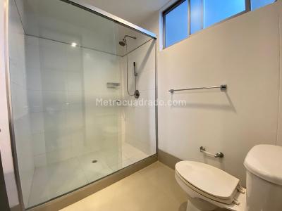 Apartamento de 2 alcobas en arriendo en El Poblado, Medellín, 120 m² · foto 9 de 12