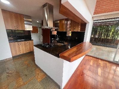 Apartamento de 3 alcobas en arriendo en El Poblado, Medellín, 270 m² · foto 4 de 19