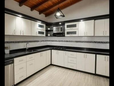 Casa de 4 alcobas en venta en Caicedo, Medellín, 288 m² · foto 4 de 19