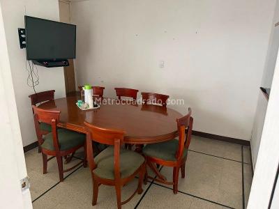 Casa de 3 alcobas en venta en Laureles, Medellín, 235 m² · foto 2 de 9