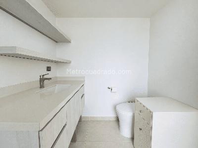 Apartamento de 2 alcobas en venta en El Poblado, Medellín, 171 m² · foto 15 de 16