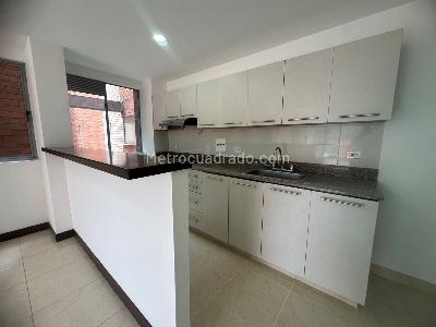 Apartamento de 3 alcobas en arriendo en Loma Del Escobero, Envigado, 113 m² · foto 3 de 16