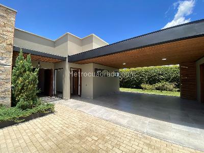 Casa de 4 alcobas en arriendo en Sajonia, Rionegro, 380 m² · foto 2 de 15