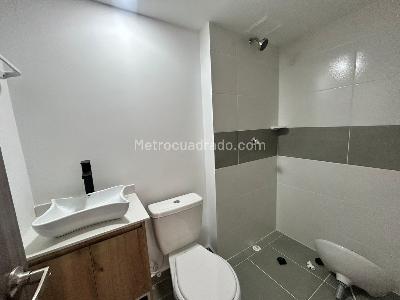 Apartamento de 2 alcobas en arriendo en Los Colores, Medellín, 74 m² · foto 6 de 9