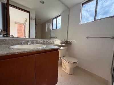 Apartamento de 3 alcobas en arriendo en El Poblado, Medellín, 127 m² · foto 10 de 14