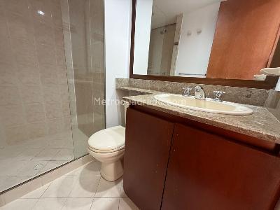 Apartamento de 3 alcobas en arriendo en El Poblado, Medellín, 127 m² · foto 11 de 14