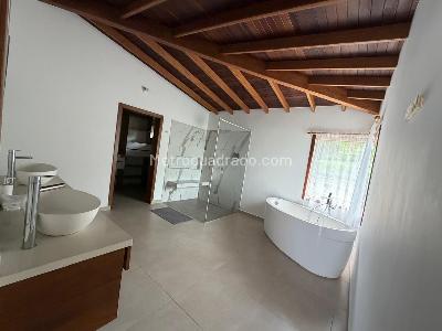 Casa de 3 alcobas en arriendo en Las Antillas, Envigado, 500 m² · foto 10 de 17