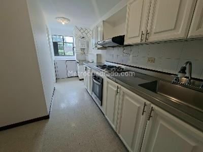 Apartamento de 3 alcobas en arriendo en Patio Bonito, Medellín, 109 m² · foto 3 de 15