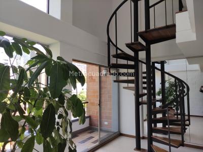 Apartaestudio en arriendo en Lalinde, Medellín, 60 m² · foto 2 de 7