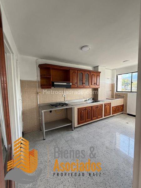 Apartamento de 3 Alcobas cerca a la Universidad Bolivariana en Laureles - 2