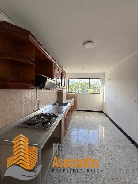 Apartamento de 3 Alcobas cerca a la Universidad Bolivariana en Laureles - 3