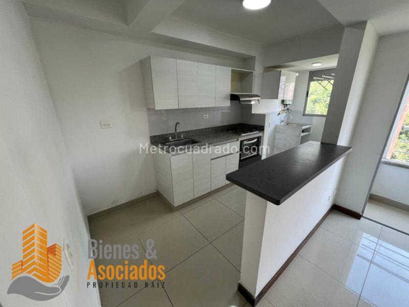 2BR Apartment with Pool in Calasanz - 3