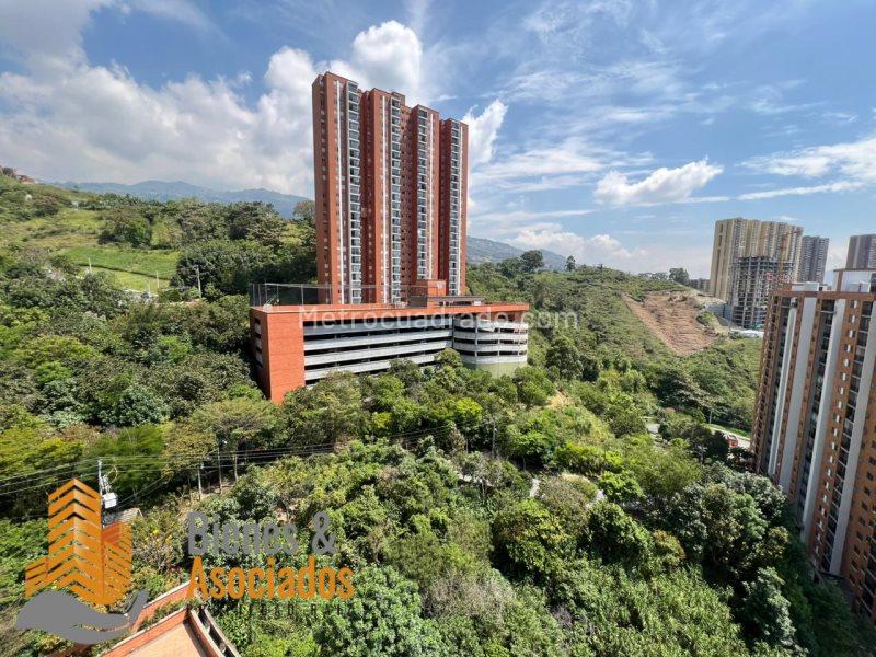 2BR Apartment with Pool in Calasanz - 9