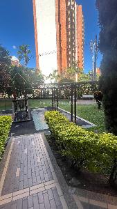 Apartamento de 3 alcobas en venta en Los Colores, Medellín, 84 m² · foto 3 de 15