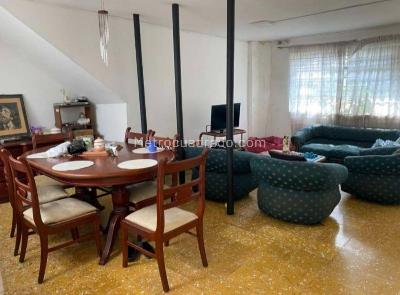 Casa de 3 alcobas en venta en Calasanz, Medellín, 202 m² · foto 2 de 14