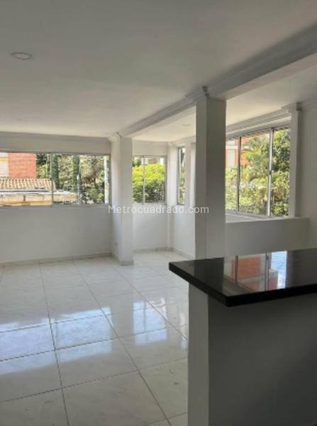 Apartamento Amplio de 4 Alcobas en Laureles - 2
