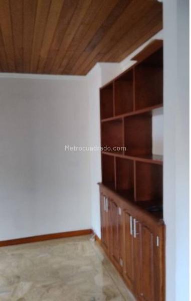4BR Apartment in Traditional La Floresta Neighborhood - 2