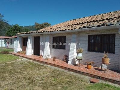 Casa de 4 alcobas en venta en Vereda Cerca De Piedra, Chía, 1356 m² · foto 2 de 20