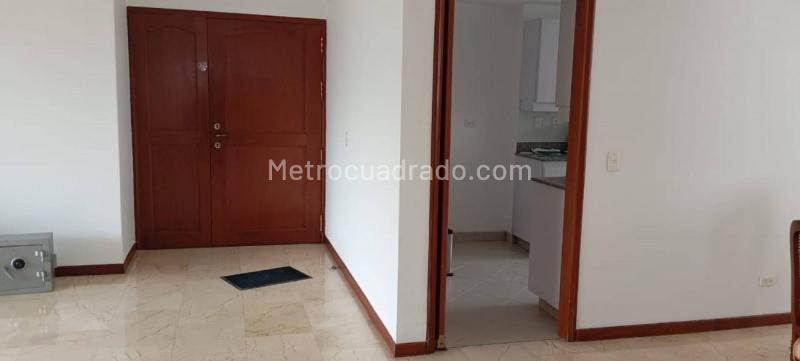 Apartamento Exclusivo de 5 Alcobas con Elegancia en El Tesoro - 2