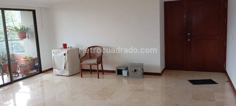 Apartamento Exclusivo de 5 Alcobas con Elegancia en El Tesoro - 3