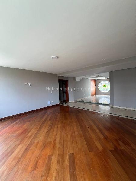 Comfortable 4BR Apartment in Loma De Los Parra - 4