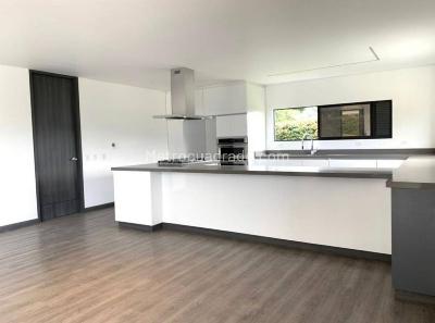 Casa de 5 alcobas en venta en Loma Del Escobero, Envigado, 280 m² · foto 8 de 17