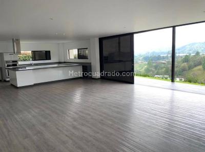 Casa de 5 alcobas en venta en Loma Del Escobero, Envigado, 280 m² · foto 9 de 17
