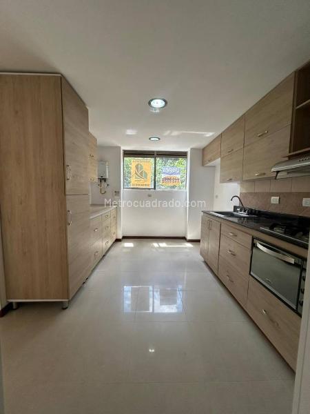 Apartamento de 3 Alcobas con Cocina Moderna en El Poblado - 5