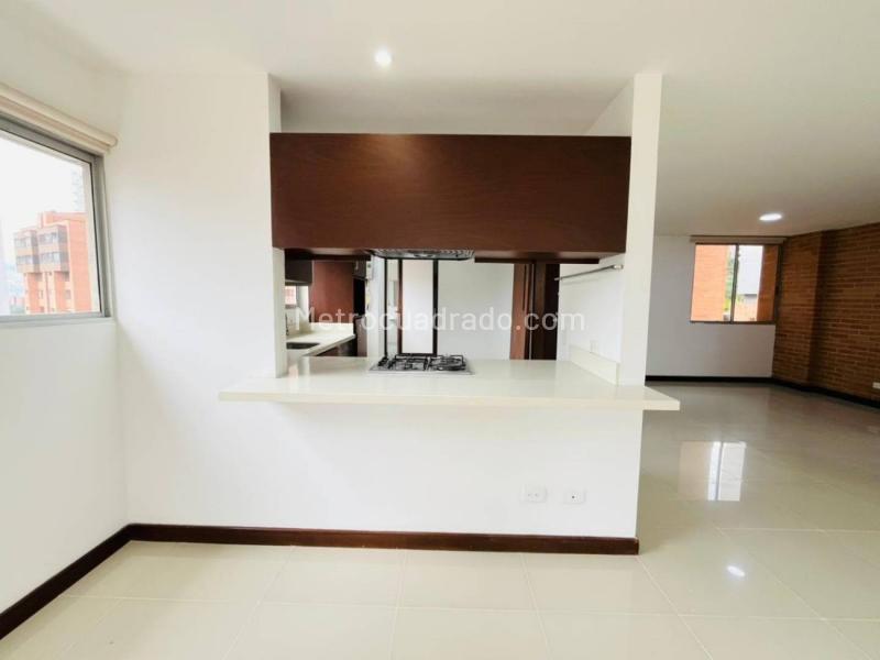 Bright 3BR Apartment with Modern Kitchen in Santa Maria - 2
