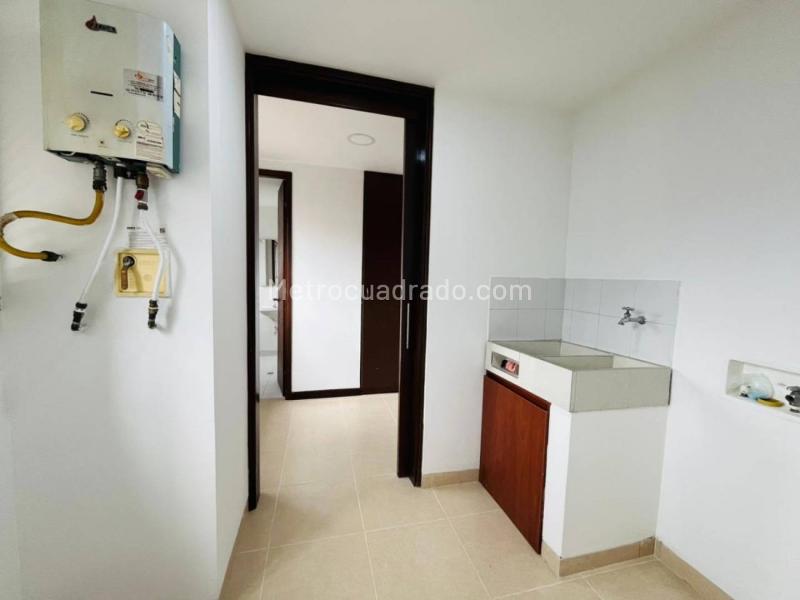 Bright 3BR Apartment with Modern Kitchen in Santa Maria - 3