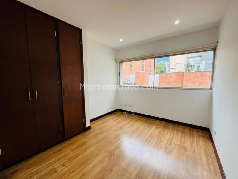 Bright 3BR Apartment with Modern Kitchen in Santa Maria - 4