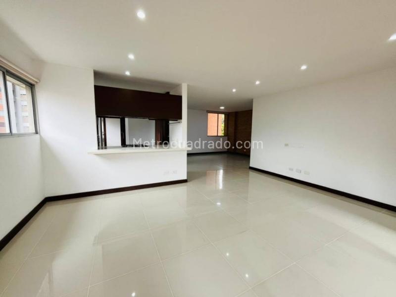 Bright 3BR Apartment with Modern Kitchen in Santa Maria - 7