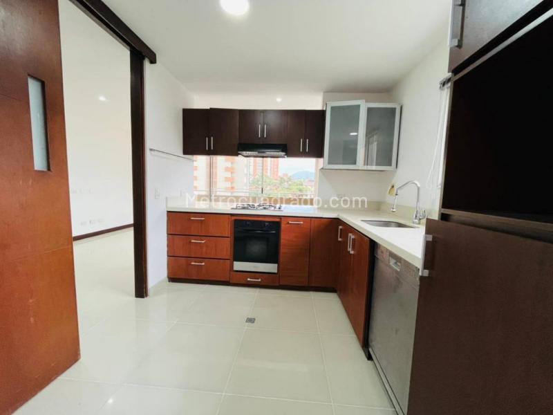 Bright 3BR Apartment with Modern Kitchen in Santa Maria - 8
