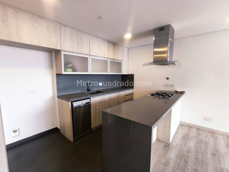 Apartamento en Alquiler cerca a Las Palmas con Parqueadero Privado - 2