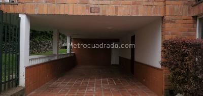 Casa de 5 alcobas en arriendo en La Inferior, Medellín, 407 m² · foto 14 de 16