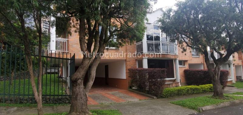 Spacious 5BR House with Natural Light in La Inferior