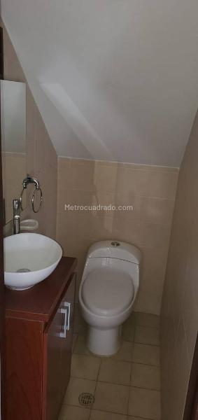 Spacious 5BR House with Natural Light in La Inferior - 8