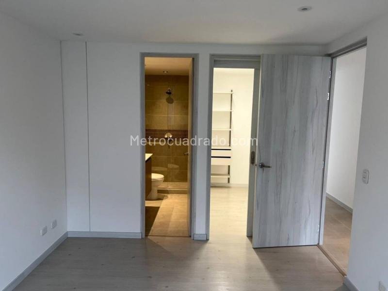 3BR Apartment with Balcony in Poblado near San Diego Mall - 9