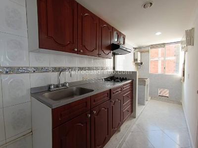 Apartamento de 3 alcobas en arriendo en Campo Alegre, Medellín, 75 m² · foto 3 de 9