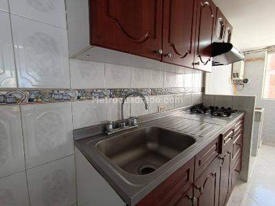 Apartamento de 3 alcobas en arriendo en Campo Alegre, Medellín, 75 m² · foto 4 de 9