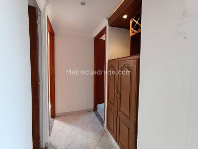 Apartamento de 3 alcobas en arriendo en Campo Alegre, Medellín, 75 m² · foto 5 de 9