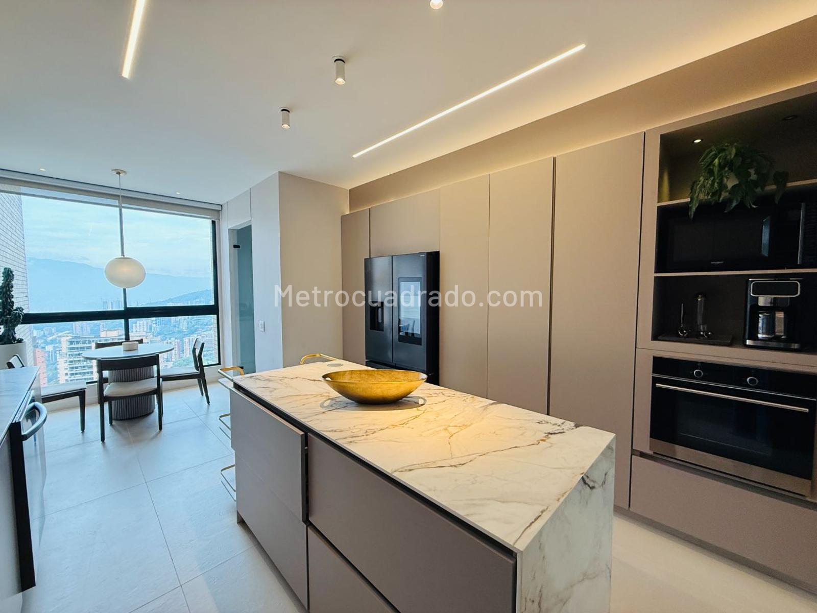 Apartamento de 3 habitaciones en venta en El Poblado el Tesoro, Medellín — imagen 1 de 19