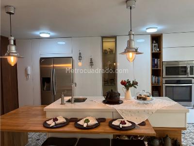 Apartamento de 3 alcobas en venta en El Poblado, Medellín, 250 m² · foto 2 de 20